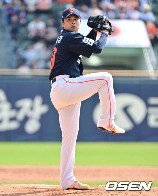 [OSEN=잠실, 박준형 기자] 4일 오후 서울 잠실구장에서 ‘2026 신한은행 SOL Bank KBO리그’ 두산 베어스와 한화 이글스의 경기가 진행됐다.이날 두산은 곽빈을, 한화는 왕옌청이 선발투수로 내세웠다.  1회말 한화 선발투수 왕옌청이 역투하고 있다.     2026.04.04 / soul1014@osen.co.kr