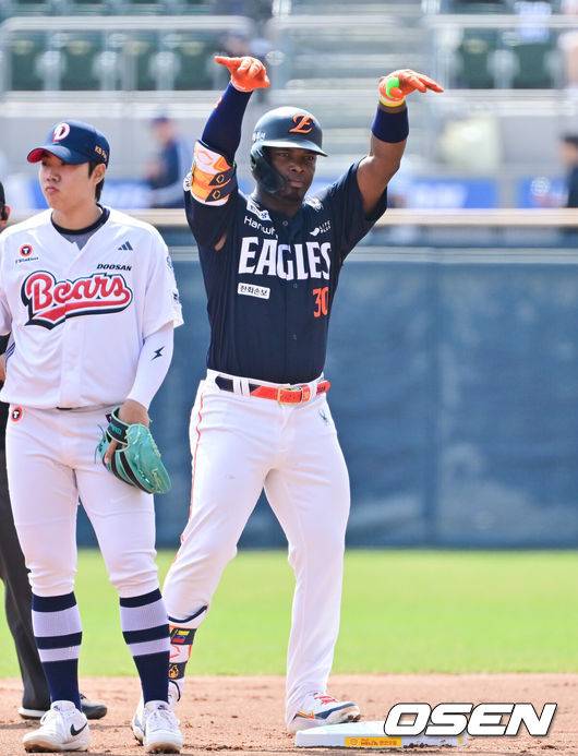 [OSEN=잠실, 박준형 기자] 4일 오후 서울 잠실구장에서 ‘2026 신한은행 SOL Bank KBO리그’ 두산 베어스와 한화 이글스의 경기가 진행됐다.이날 두산은 곽빈을, 한화는 왕옌청이 선발투수로 내세웠다.  1회초 무사 1루 한화 페라자가 안타를 날린뒤 세리머니를 하고 있다.     2026.04.04 / soul1014@osen.co.kr