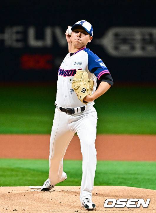 [OSEN=고척, 박준형 기자] 4일 오후 서울 고척스카이돔에서 ‘2026 신한은행 SOL Bank KBO리그’ 키움 히어로즈와 LG 트윈스의 경기가 진행됐다.이날 키움은 하영민을, LG는 임찬규를 선발투수로 내세웠다.  1회초 키움 선발투수 하영민이 역투하고 있다 .   2026.04.04 / soul1014@osen.co.kr