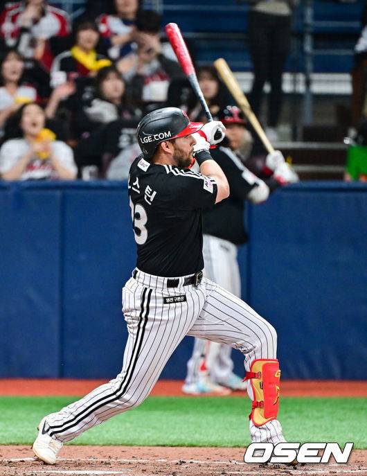[OSEN=고척, 박준형 기자] 4일 오후 서울 고척스카이돔에서 ‘2026 신한은행 SOL Bank KBO리그’ 키움 히어로즈와 LG 트윈스의 경기가 진행됐다.이날 키움은 하영민을, LG는 임찬규를 선발투수로 내세웠다.  5회초 1사 LG 오스틴이 솔로홈런을 날리고 있다.   2026.04.04 / soul1014@osen.co.kr