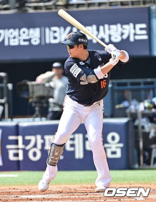 [OSEN=잠실, 박준형 기자] 4일 오후 서울 잠실구장에서 ‘2026 신한은행 SOL Bank KBO리그’ 두산 베어스와 한화 이글스의 경기가 진행됐다.이날 두산은 곽빈을, 한화는 왕옌청을 선발투수로 내세웠다. 하주석이 타격 자세를 취하고 있다.      2026.04.04 / soul1014@osen.co.kr