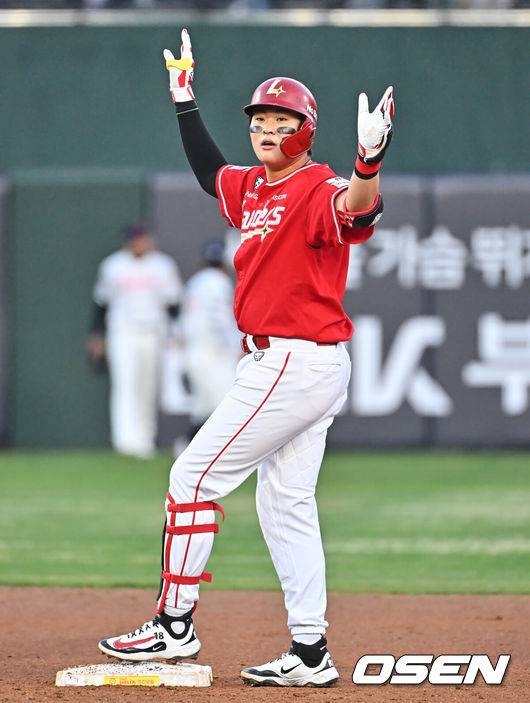 [OSEN=부산, 이석우 기자] 4일 부산 사직야구장에서 2026 신한 SOL KBO 리그 롯데 자이언츠와 SSG 랜더스의 경기가 열렸다. 홈팀 롯데는 비슬리가, 방문팀 SSG는 김건우가 선발 출전했다.SSG 랜더스 고명준이 4회초 1사 1,2루 좌익수 뒤 1타점 2루타를 치고 세리머니를 하고 있다. 2026.04.04 / foto0307@osen.co.kr