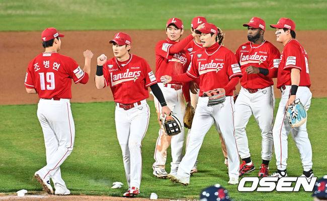 [OSEN=부산, 이석우 기자] 4일 부산 사직야구장에서 2026 신한 SOL KBO 리그 롯데 자이언츠와 SSG 랜더스의 경기가 열렸다. 홈팀 롯데는 비슬리가, 방문팀 SSG는 김건우가 선발 출전했다.SSG 랜더스 선수들이 롯데 자이언츠에 7-6으로 역전승하고 기쁨을 나누고 있다. 2026.04.04 / foto0307@osen.co.kr