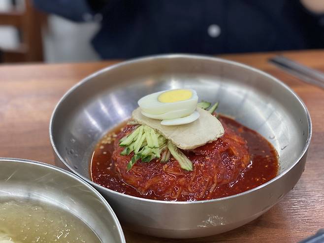 비빔냉면(20~30g)과 에너지음료(30~38g)를 함께 섭취할 경우 당류는 하루 권고량(50g)을 넘어설 수 있다. 게티이미지.