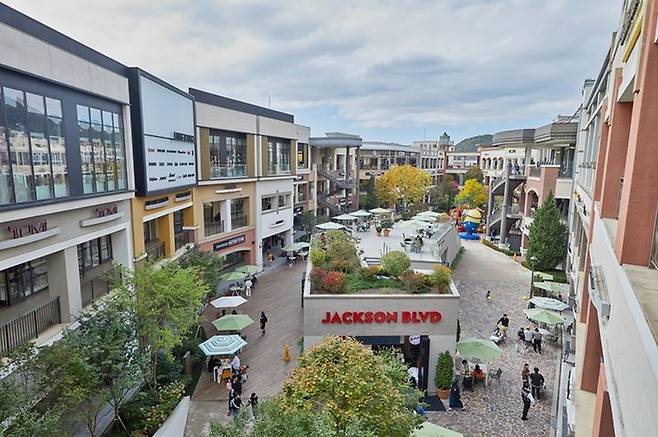 유럽형 구조의 복합 쇼핑 공간에서 방문객들이 쇼핑과 휴식을 동시에 즐기고 있다. 외국인 관광객 유입이 늘면서 ‘체류형 쇼핑’ 트렌드가 확산되는 모습이다. 신세계사이먼 제공