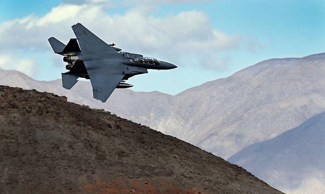 미국 공군 소속 F-15 스트라이크 이글 전투기가 캘리포니아주 데스밸리 국립공원 상공을 비행하는 모습. 3일(현지시간) 이란군의 대공포 공격을 받고 추락한 미군 전투기와 같은 기종이다. AP연합뉴스
