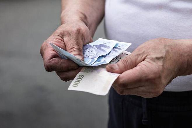 연금 수령 시기를 앞당길지 고민하는 은퇴자. 조기수급 증가는 은퇴 후 ‘소득 공백’ 부담을 반영한 선택으로 풀이된다. 게티이미지