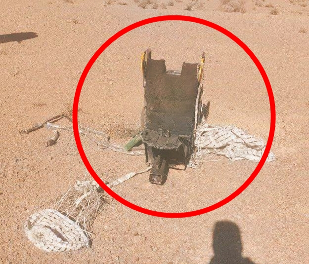 대이란 군사작전에 투입된 미군 전투기와 공격기가 잇따라 격추되면서, 개전 이후 처음으로 ‘미군 포로’ 발생 가능성이 제기되고 있다. 특히 비상 탈출한 미군 조종사 1명이 실종된 가운데, 이란 당국이 현상금까지 내걸고 공개 수색에 나서면서 사태가 새로운 국면으로 번지고 있다. 사진은 이란서 발견된 F-15E 좌석. 2026.4.3 이란 매체