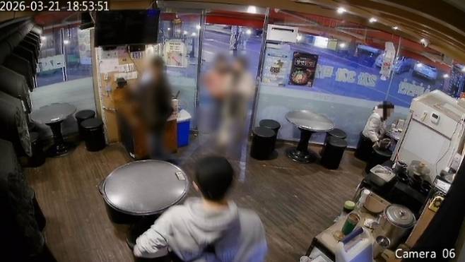 경기도 광주에서 주점을 운영하는 한 자영업자가 ‘먹튀’ 손님들이 가게로 들어오는 모습을 모자이크 처리해 공개했다. 보배드림 캡처