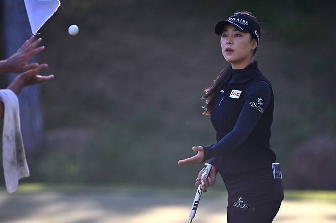 캐디에게 공을 건네주고 있는 윤이나. 사진 제공=AFP연합뉴스