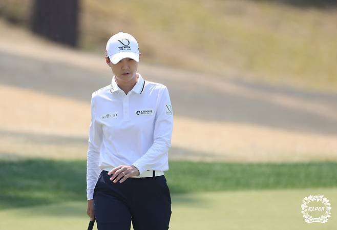퍼팅을 마치고 이동하고 있는 박성현. 사진 제공=KLPGA