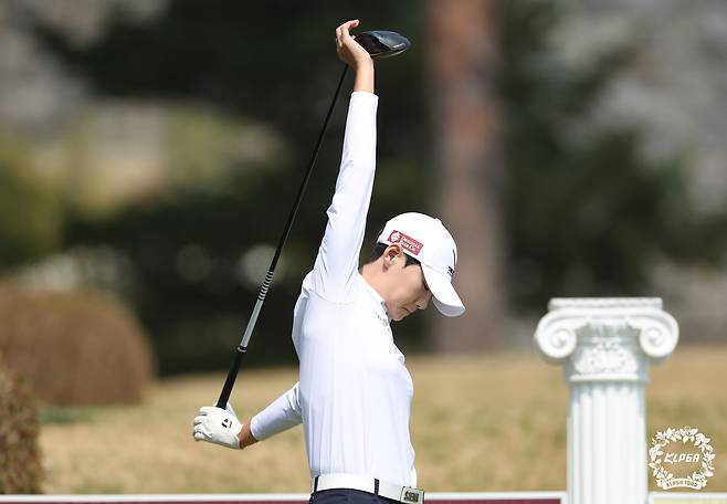 스트레칭을 하고 있는 박성현. 사진 제공=KLPGA