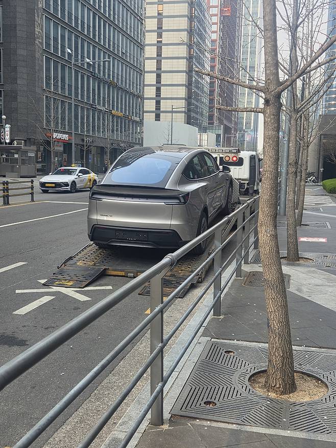 국내에서 테슬라 Y L로 추정되는 차량이 포착된 모습. 독자 제공