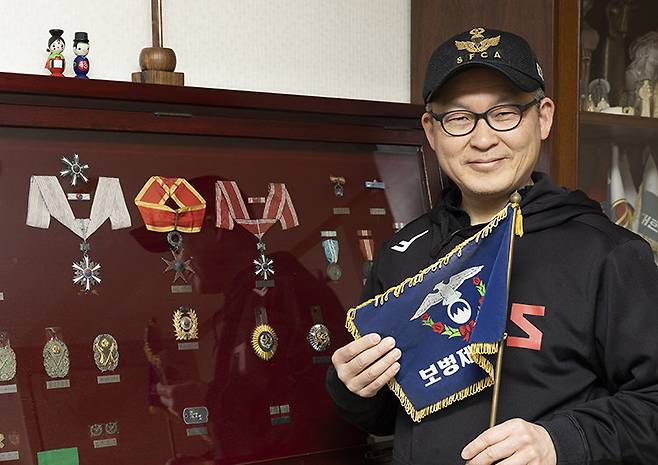 20여 년간 전적지를 순례하며 군 관련 역사 자료와 부대 마크 등을 모으고 관련 서적을 출간하고 있는 신기수 작가. 조영철 기자