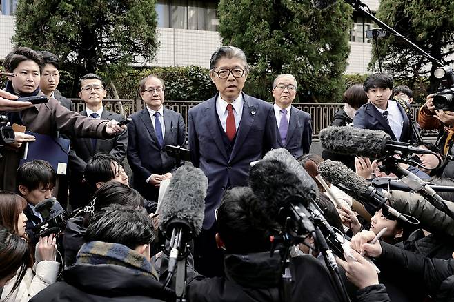 세계평화통일가정연합 측 변호사인 노부야 후쿠모토가 3월4일 일본 도쿄고등재판소 앞에서 취재진과 만나 입장을 전하고 있다. 이날 법원은 교단이 재정적으로 파탄에 이를 수 있는 기부를 불법 모집했다는 이유로 문부과학성이 요청한 종교법인 해산 명령을 유지했다. ⓒKyodo 연합