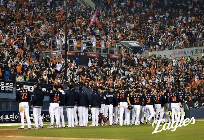 한화 선수단이 3일 잠실구장서 열린 두산과 원정경기서 11-6으로 승리한 뒤 세리머니를 하고 있다. 한화는 팀 승리에도 불펜 안정화라는 숙제를 확인했다. 사진제공｜한화 이글스