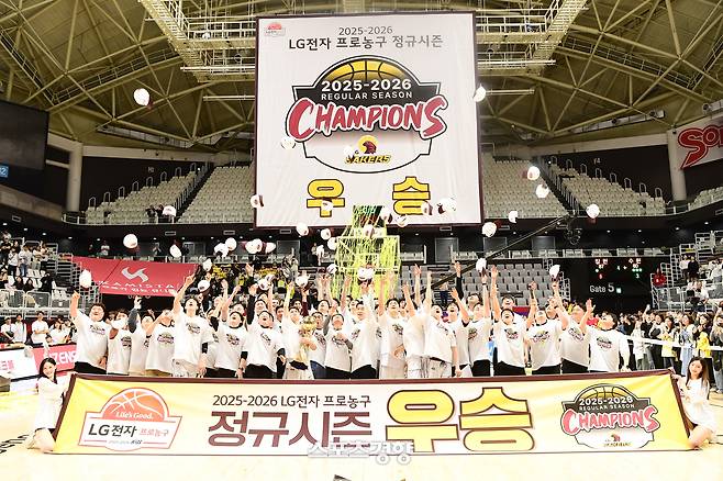 창원 LG 선수단이 3일 수원 KT 원정에서 87-60으로 승리한 뒤 정규리그 우승의 기쁨을 나누고 있다. KBL 제공