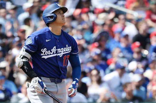 오타니 쇼헤이가 4일 미국 워싱턴 D.C의 내셔널스파크에서 열린 워싱턴 내셔널스와 2026 메이저리그 정규리그 원정 경기에서 3회초 스리런홈런을 친 뒤 타구를 바라보고 있다. 워싱턴 | AP연합뉴스