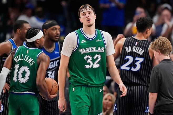 쿠퍼 플래그가 4일 미국 텍사스주 댈러스의 아메리칸 에어라인스 센터에서 열린 올랜도 매직과 2025~2026 미국프로농구 정규리그 홈경기에서 50점을 채운 뒤 미묘한 표정을 짓고 있다.    댈러스 | AP연합뉴스