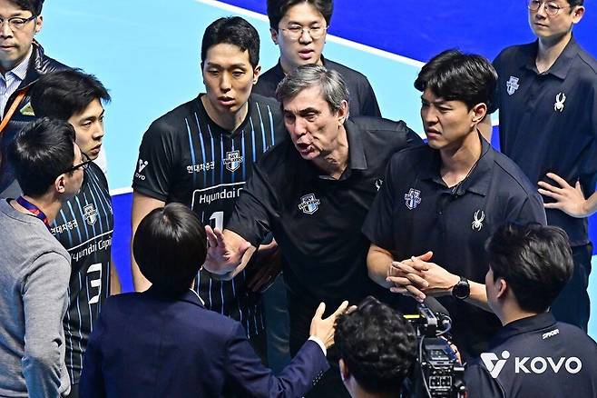 ▲ 비디오 판독 결과에 항의하는 필립 블랑 감독(가운데)과 현대캐피탈 ⓒKOVO
