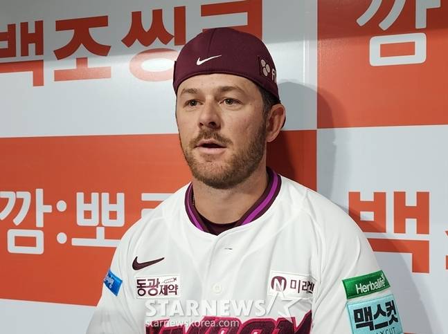 3일 경기를 마친 뒤 인터뷰를 하고 있는 브룩스. /사진=박수진 기자