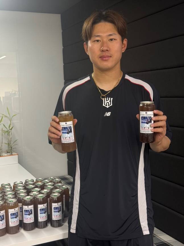 KT 최원준이 3일 삼성과 수원 홈 개막전을 맞아 구단 직원들에게 음료를 전달했다. /사진=KT 위즈 제공ㅍ