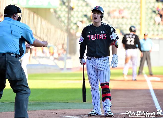 LG 트윈스 포수 박동원이 2025시즌 경기 중 ABS(자동투구 판정 시스템) 결과에 아쉬워 하는 모습. 사진 엑스포츠뉴스 DB