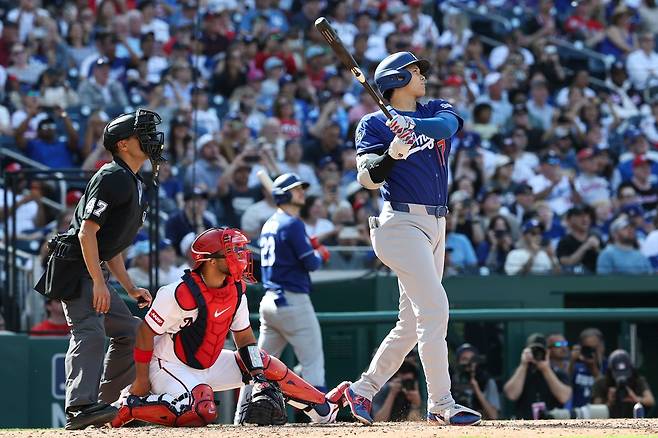 LA 다저스 이도류 슈퍼스타 오타니 쇼헤이가 4일 미국 워싱턴 D.C. 내셔널스 파크에서 열린 2026 메이저리그 워싱턴 내셔널스와 원정 경기에 1번 지명타자로 선발 출전해 시즌 첫 홈런을 쏘아 올렸다. 오타니는 이날 경기 전까지 1할대 타율로 추락과 동시에 장타와 타점이 나오지 않아 우려를 자아냈다. 하지만 오타니는 마수걸이포를 때린 뒤 하늘에 두 손으로 기도하는 제스처까지 취하면서 타격 부진 탈출을 예고했다. 연합뉴스