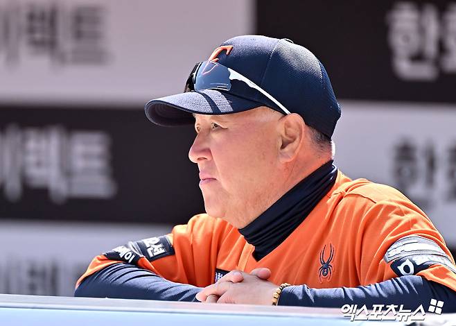 한화 이글스가 4일 수비 도중 햄스트링 근육 파열로 장기 이탈한 외국인 투수 오웬 화이트의 임시 대체 외국인 투수로 잭 쿠싱을 영입했다고 공식 발표했다. 한화 김경문 감독은 잭 쿠싱의 합류를 반기면서 다음 주말 등판 가능성에 대해선 말을 아꼈다. 한화는 오는 5일 잠실 두산 베어스전에서 대체 선발 한 자리를 채워야 한다. 한화는 4일 경기 선발 라인업에서 주전 유격수 심우준을 빼고 이도윤의 이름을 넣었다. 심우준은 왼쪽 내전근 통증으로 경기 후반 대수비로 출전할 전망이다. 엑스포츠뉴스 DB