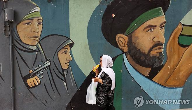 이란 혁명수비대가 그려진 테헤란 시내 벽화 [EPA=연합뉴스 자료사진. 재판매 및 DB 금지]