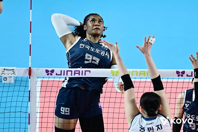 공격하는 한국도로공사의 모마 [한국배구연맹 제공. 재판매 및 DB 금지]