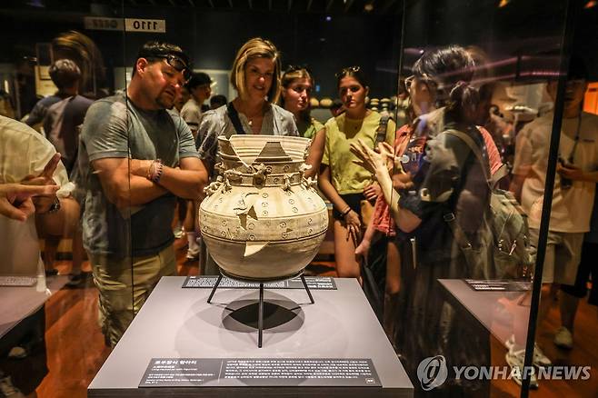 국립경주박물관에서 토우장식 항아리 관람하는 외국인 관광객 [사진/백승렬 기자]