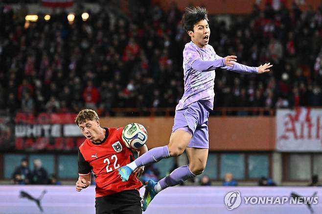 1일(한국시간) 오스트리아와의 평가전에 출전했던 엄지성(오른쪽) [AFP=연합뉴스]