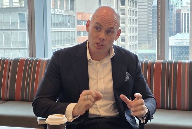 연합뉴스와 인터뷰하는 한스 데커스 IBM 아시아태평양 총괄 사장 [IBM 제공]