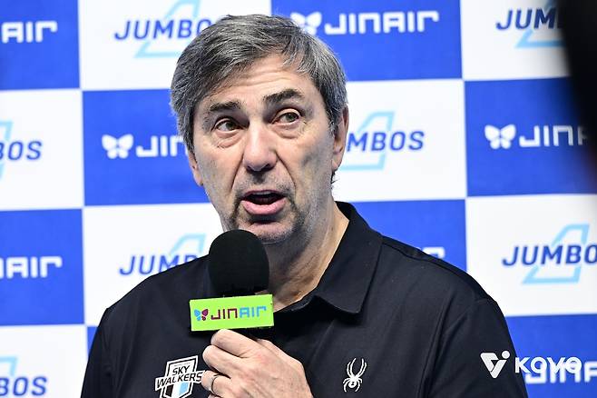 인터뷰하는 블랑 현대캐피탈 감독 [한국배구연맹 제공. 재판매 및 DB 금지]