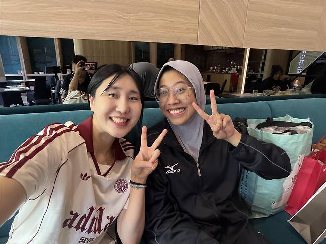 인도네시아 현지에서 메가와 만난 염혜선(왼쪽) [염혜선 선수 제공. 재판매 및 DB 금지]