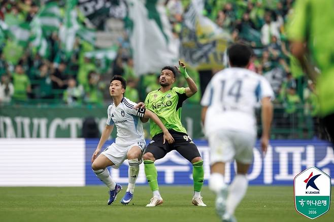 전북 모따와 울산 정승현 [한국프로축구연맹 제공. 재판매 및 DB 금지]