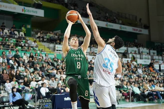 DB 헨리 엘런슨(8번)의 슛 [KBL 제공. 재판매 및 DB 금지]