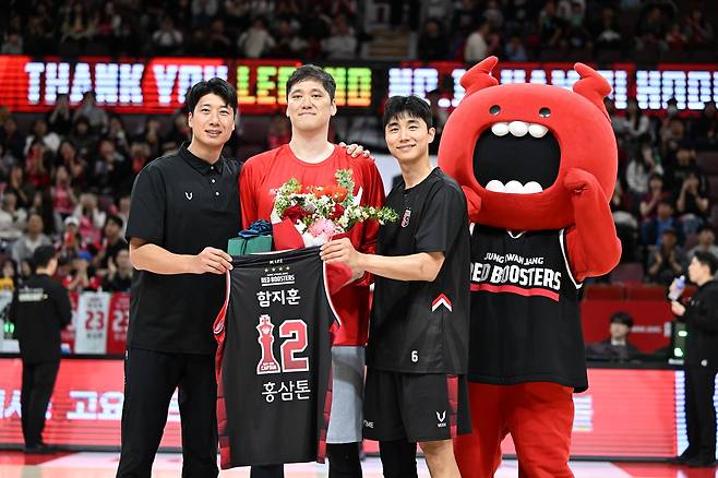 현대모비스 함지훈(가운데)의 은퇴 기념 행사에서 기념 선물과 꽃다발 전한 정관장의 양희종 코치(왼쪽)와 박지훈[KBL 제공. 재판매 및 DB 금지]