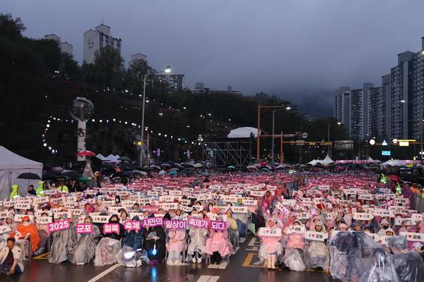 지난해 군포철쭉축제 개막식 행사가 진행되는 동안 비가 내렸다. 군포시가 오는 18~26일 축제를 앞두고 철쭉 개화 시기와 개막식 당일 날씨 등에 촉각을 곤두세우고 있다. /군포시 제공