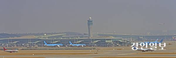 5일 항공업계에 따르면 지난달 대한항공과 아시아나항공의 유럽 주요 직항 노선 탑승률은 전년 동월 대비 각각 약 15% 상승했다. 사진은 지난달 17일 인천국제공항 주기장에 있는 항공기. 2026.3.17 /조재현기자 jhc@kyeongin.com