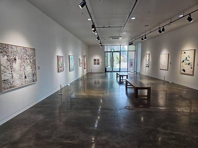 ▲ 성남큐브미술관 2026년 소장품 주제 기획전 '찬란한 고요' 전경.