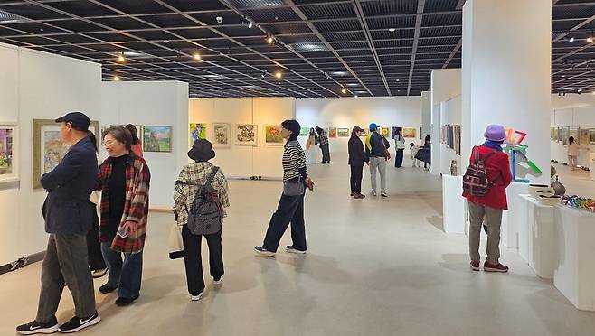 ▲ 지난 4일 인천문화예술회관 전시장에서 열린 '2026 인천미술한마당페스티벌'에서 시민들이 작품을 관람하고 있다.