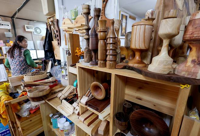 ▲&nbsp;안산시 단원구 4·16 목공소에서 유가족과 관계자들이 제작한 다양한 목공 제품. /전광현 기자 maggie@incheonilbo.com