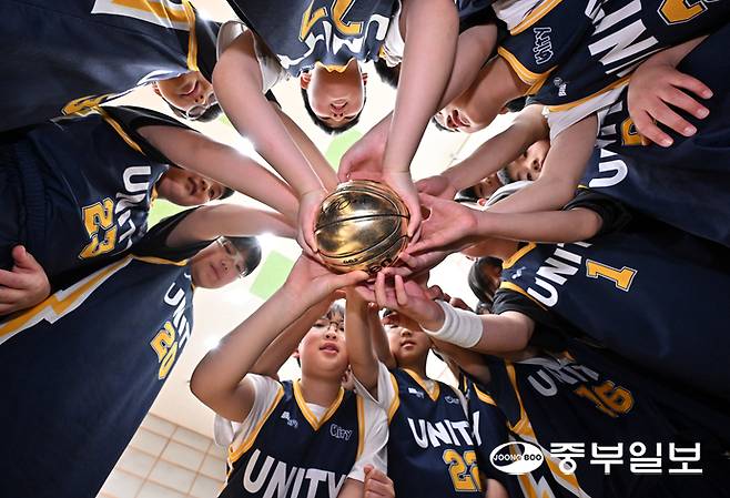 초등부 선수들이 시합에 들어가기 전 화이팅을 외치고 있다. 김경민기자