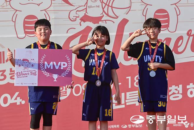 2026 용인시 조아용 위너볼 3x3 농구대회 초등부 우승을 차지한 화성유니티가 우승 세레머니를 하고 있다. 임채운기자