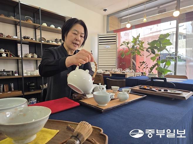 조병주 다전차문화교육원 원장이 차를 따르며 다도의 매력을 설명하고 있다. 이준도기자