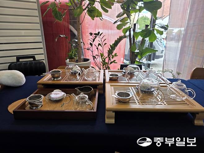 다전차문화교육원의 수업에서 사용되는 다기의 모습. 이준도기자