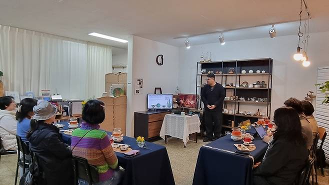 지난 2일 다전차문화교육원이 진행한 '차 속에 담긴 한국사' 강연에서 수강생들이 차와 함께 강연을 청취하고 있다. 사진=다전차문화교육원