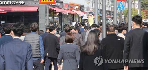 직장인들이 점심시간에 이동하고 있는 모습 [사진=연합뉴스]